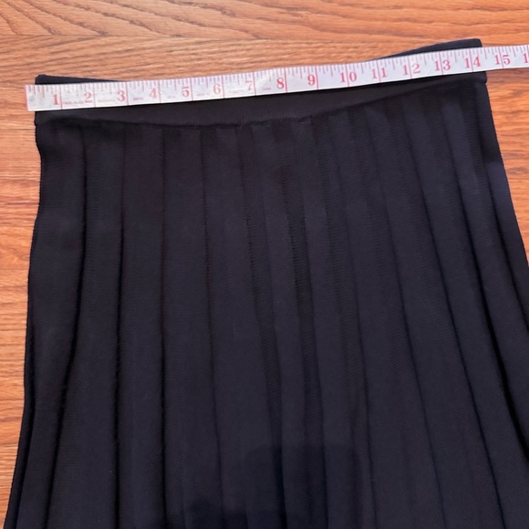 Elegant St. John Classic Black Pleaded Knit Skirt, Excellent Preowned Condition - Picture 3 of 5